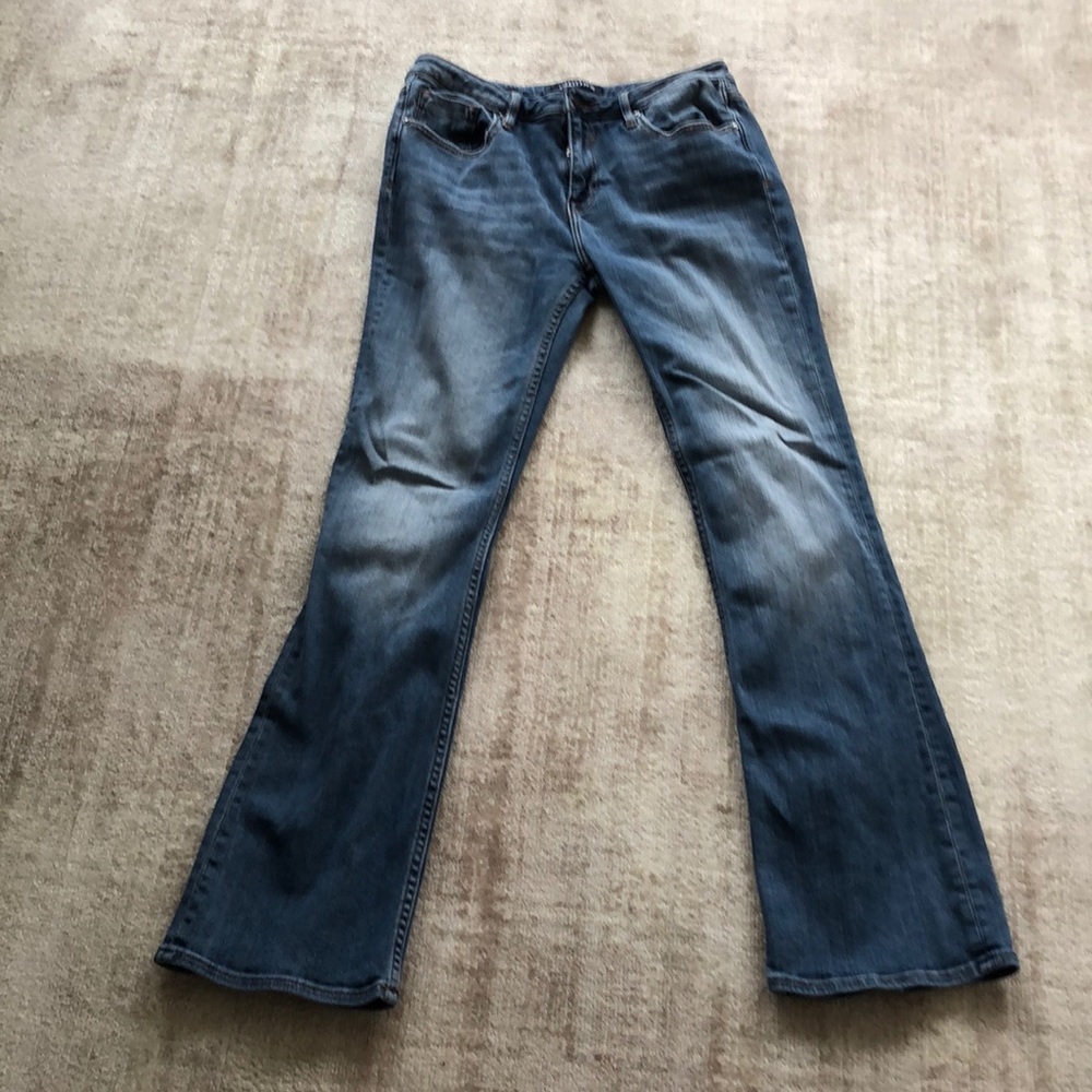 Women’s Vigoss medium to light wash boot cut 28x32